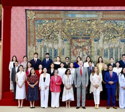 Don Felipe junto a una representación de los participantes en la XX edición del "Programa de Jóvenes líderes Iberoamericanos" de la Fundació